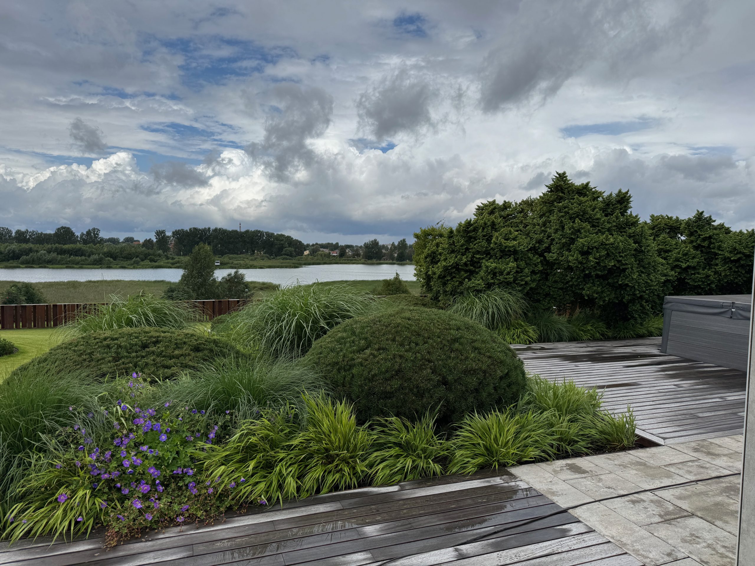 Įgyvendintas sodo projektas su dekoratyviniais augalais