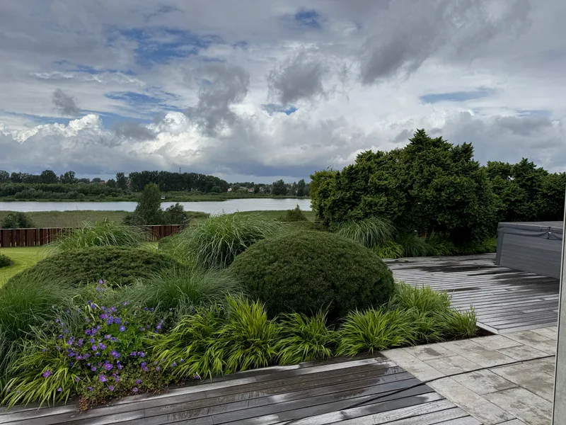 Įgyvendintas sodo projektas su dekoratyviniais augalais