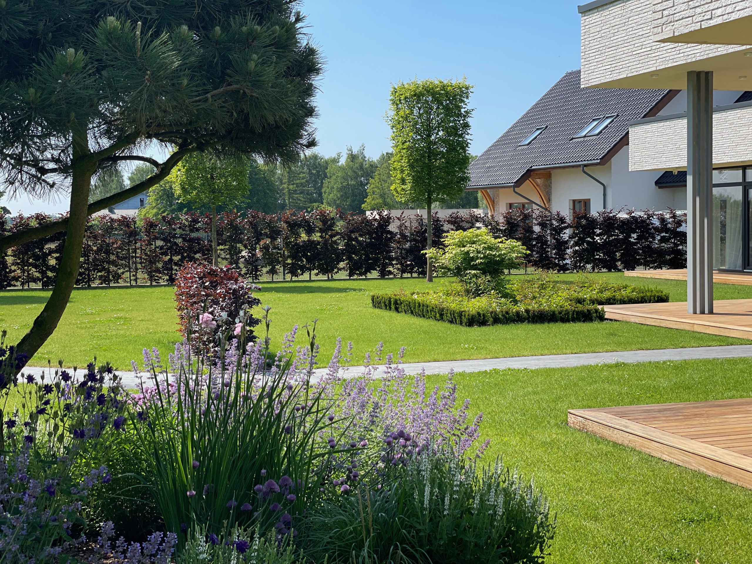 Kiemo projektas su akmens takais ir apželdinimu