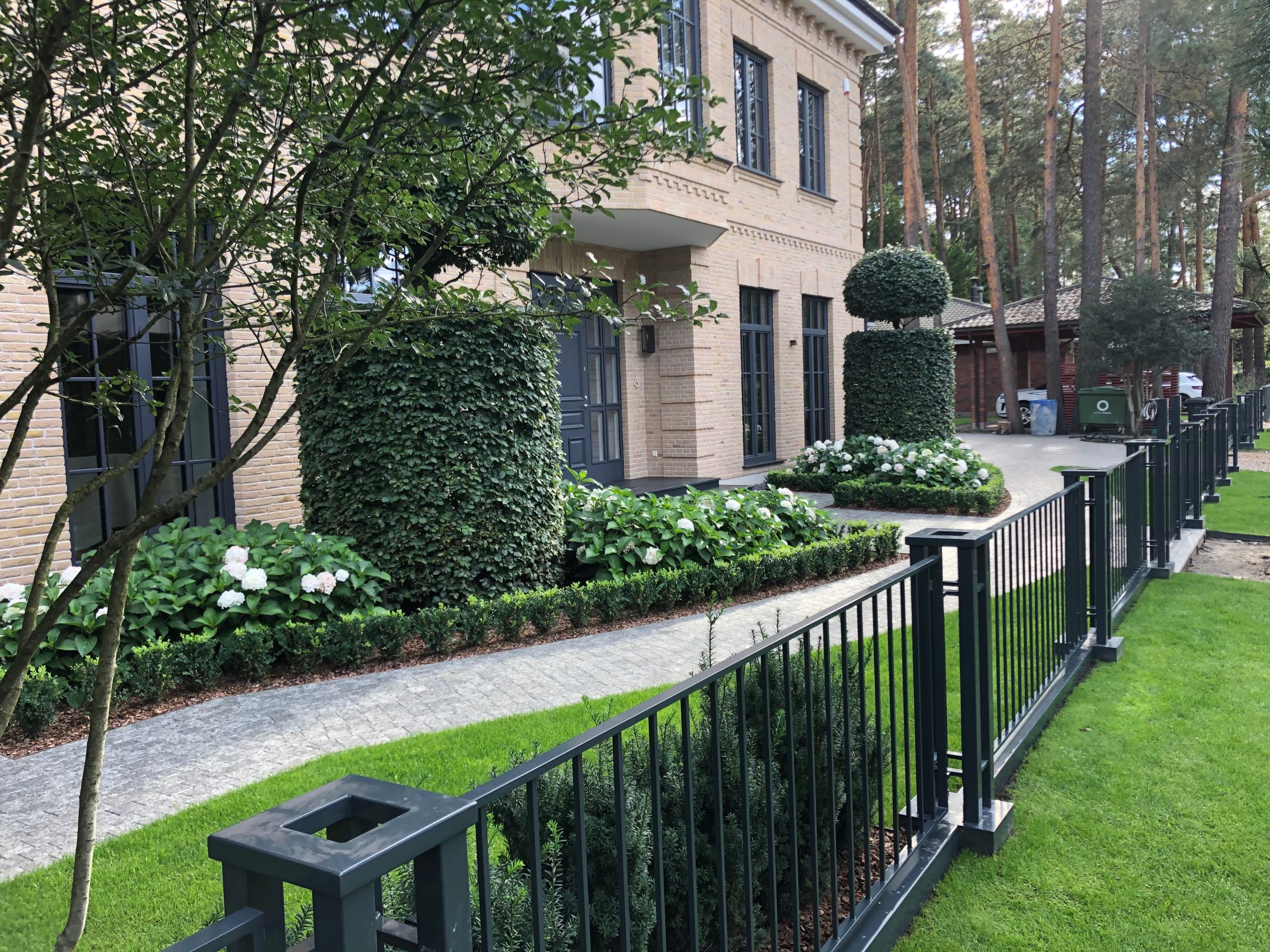 Kiemo apželdinimas su dekoratyviniais augalais