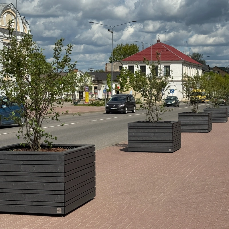 Mediniai lauko vazonai su augalais miesto gatvėje
